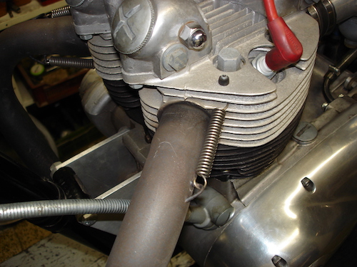 www.etmoteur.fr_media_t100_images_t100_echappement_01_petit.jpg