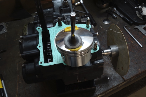 www.etmoteur.fr_media_xt500_images_xt500_piston_calotte_21_petit.jpg