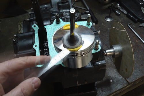 www.etmoteur.fr_media_xt500_images_xt500_piston_calotte_22_petit.jpg