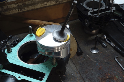 www.etmoteur.fr_media_xt500_images_xt500_piston_calotte_23_petit.jpg