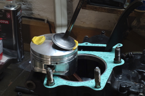 www.etmoteur.fr_media_xt500_images_xt500_piston_calotte_24_petit.jpg