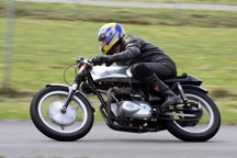 www.etmoteur.fr_medias_photos_motos_photo_lezennes_2010_05_16_triton_track_day_petit.jpg